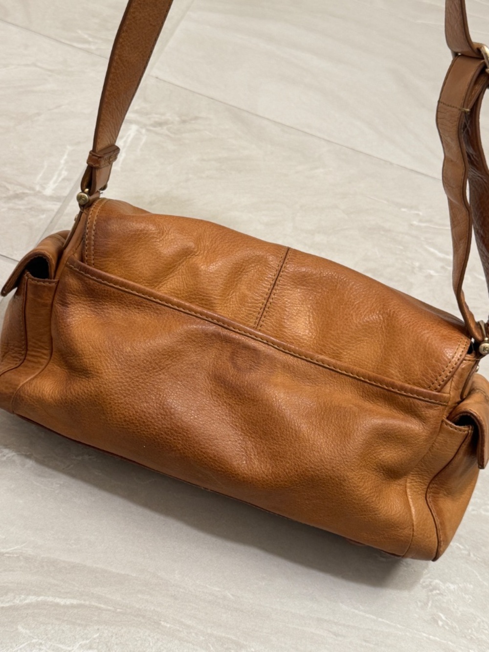 Classic Women's Leather Shoulder Bag in Tan - Picture 4 of 16